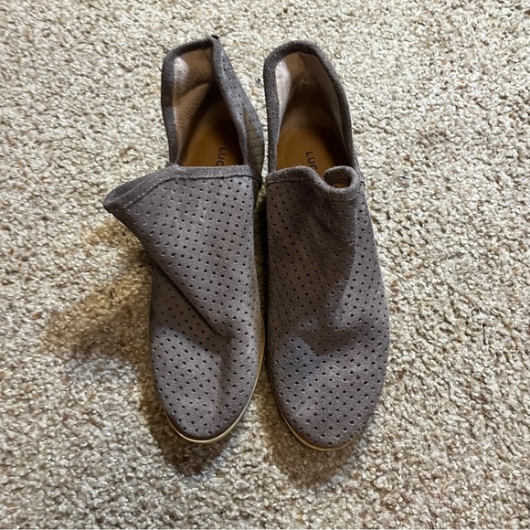 Lucky Brand Brooklin Perforated Cutout Suede Leather Ankle Boots Booties 5.5M - Picture 4 of 9